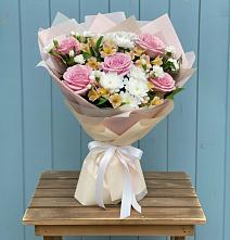 Букет цветов из:  Гвоздики, Орхидеи и Розы в Таежный