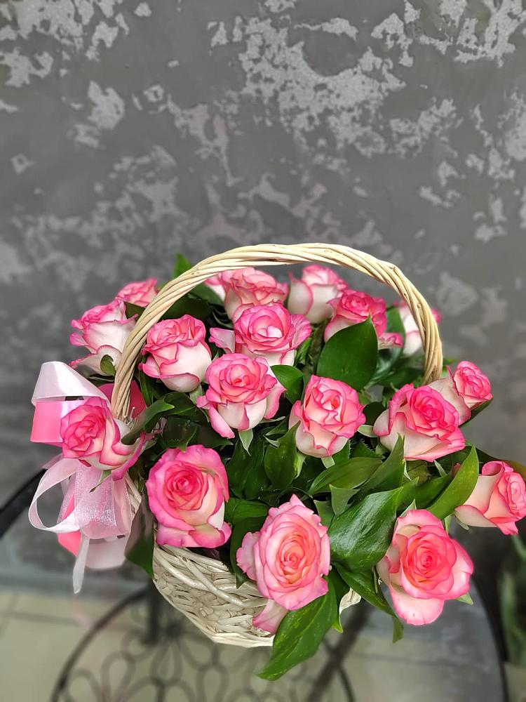 Цветочная композиция из Розы в корзине в Таежный