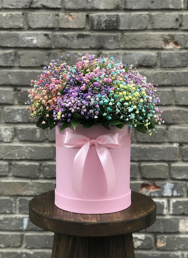 Цветочная композиция из Гипсофила и Розы в шляпной коробке в Таежный