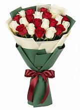 Букет Микс из красных и белых роз в Таежный