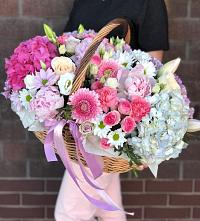 Цветочная композиция из Розы, Хризантемы, Пионы и Лизиантусы в корзине в Таежный