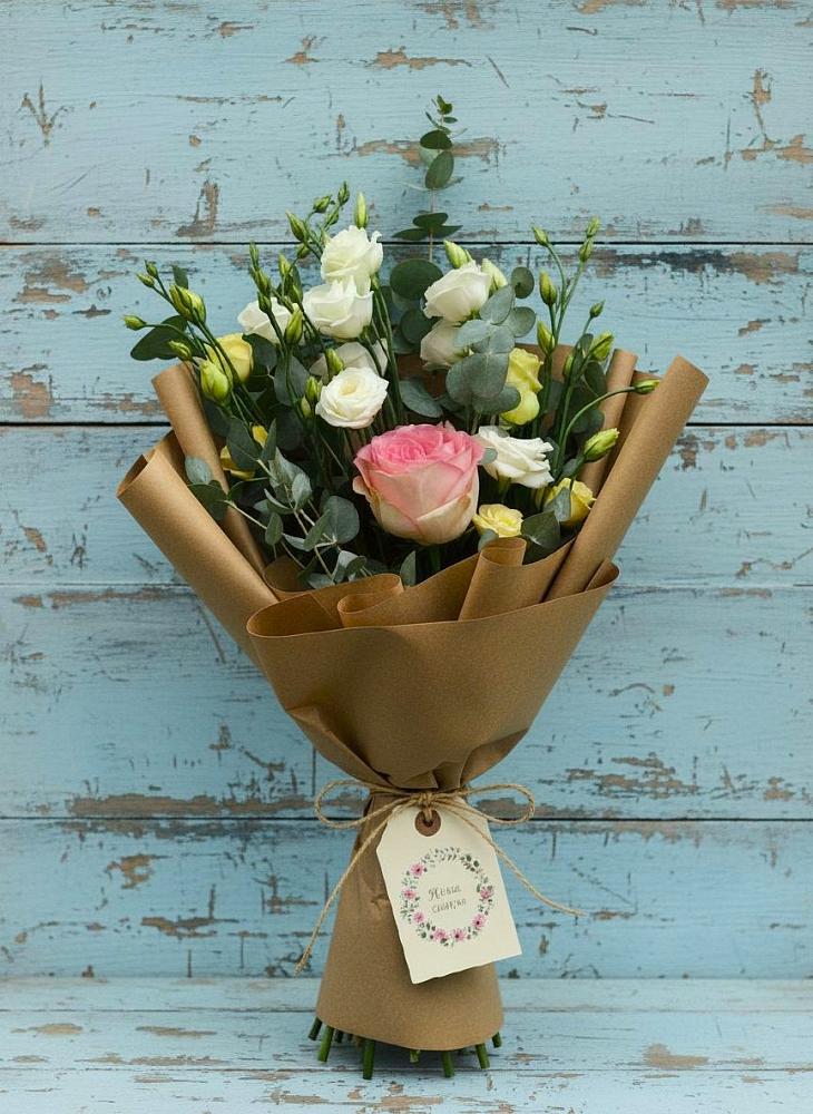 Букет цветов из: Розы и Лизиантусы в Таежный