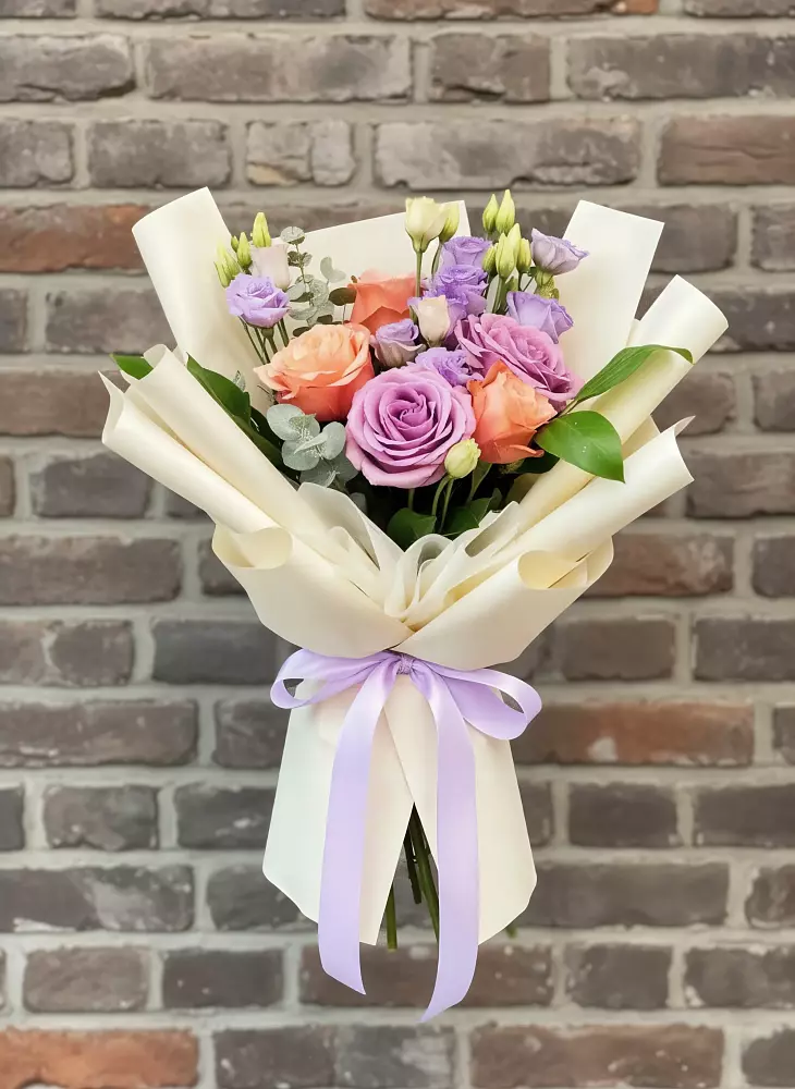 Букет цветов из: Лизиантусы и Розы в Таежный