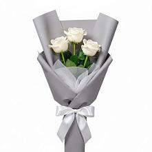Букет 3 белые розы в Таежный