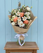 Букет цветов из:  Альстромерии, Лизиантусы, Розы и Хризантемы в Таежный