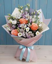 Букет цветов из:  Лизиантусы, Розы, Альстромерии и Гипсофила в Таежный