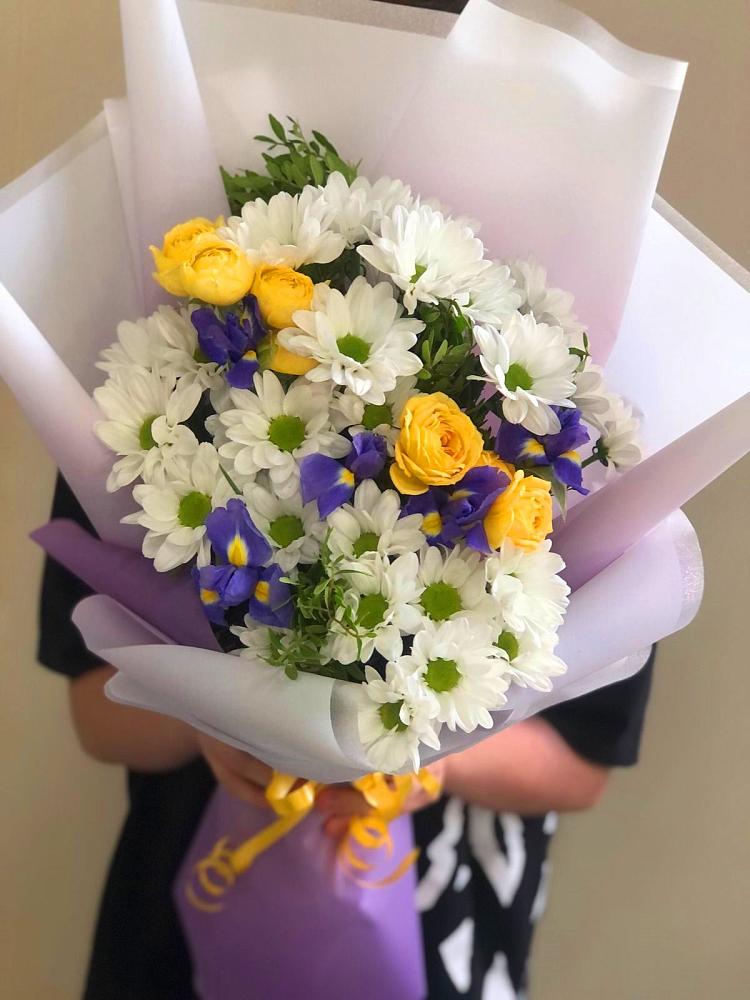 Букет цветов из: Ирисы, Хризантемы и Розы в Таежный