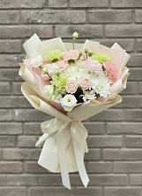 Букет цветов из:  Гвоздики, Розы, Лизиантусы и Хризантемы #REPLACE_PRED# Таежный