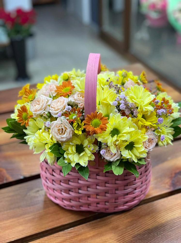 Цветочная композиция из Хризантемы и Розы в корзине в Таежный