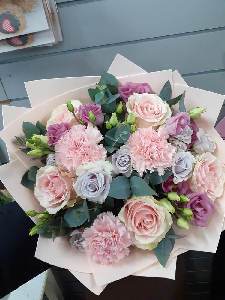 Букет цветов из: Розы, Гвоздики и Лизиантусы в Таежный