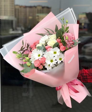 Букет цветов из: Розы, Лизиантусы и Хризантемы в Таежный