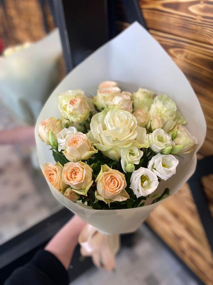 Букет цветов из: Розы и Лизиантусы в Таежный